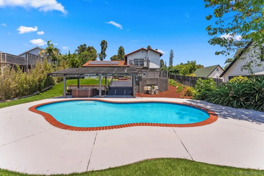 10111 Cliffwood Dr La Mesa, CA 91941