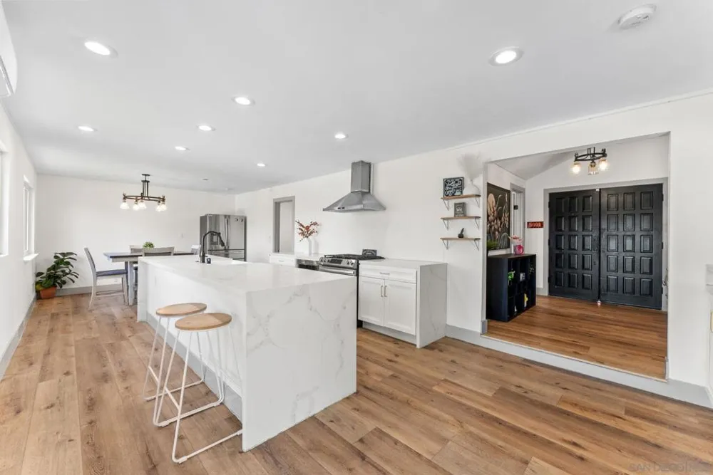 10111 Cliffwood Dr La Mesa, CA 91941