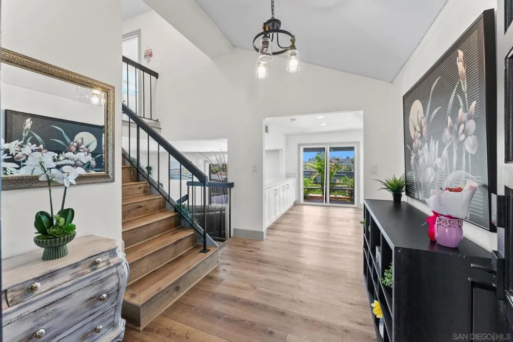 10111 Cliffwood Dr La Mesa, CA 91941