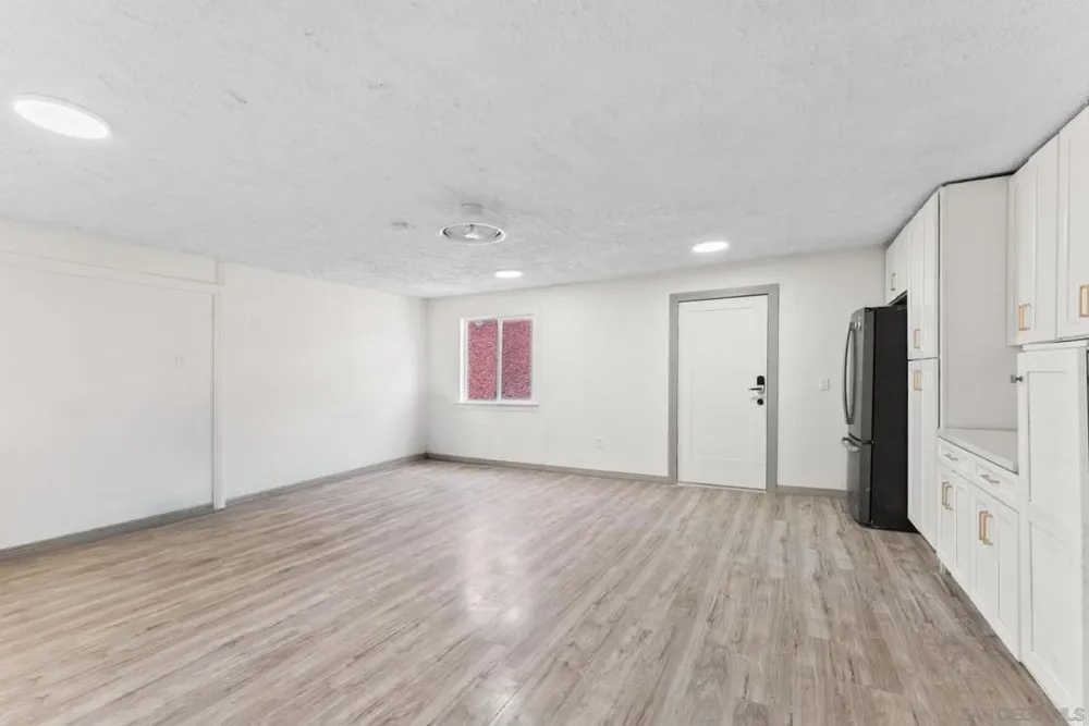 10111 Cliffwood Dr La Mesa, CA 91941