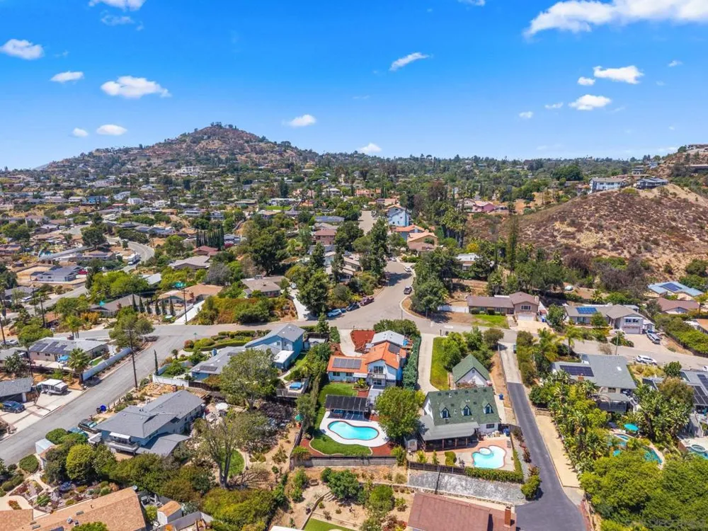 10111 Cliffwood Dr La Mesa, CA 91941