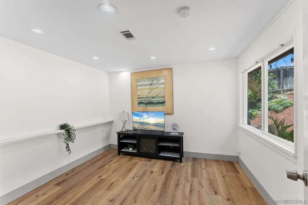 10111 Cliffwood Dr La Mesa, CA 91941