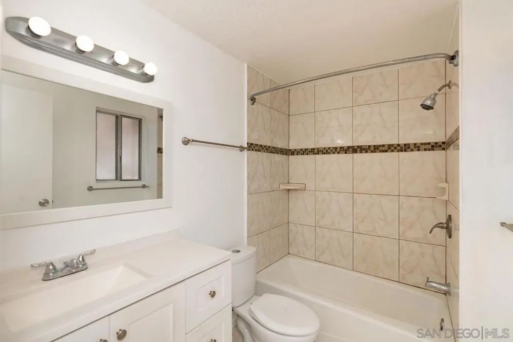 923 La Presa Spring Valley, CA 91977