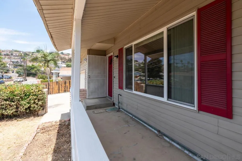 923 La Presa Spring Valley, CA 91977