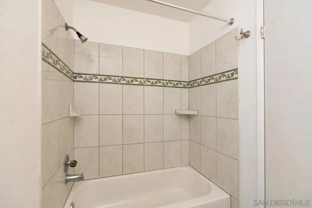 923 La Presa Spring Valley, CA 91977