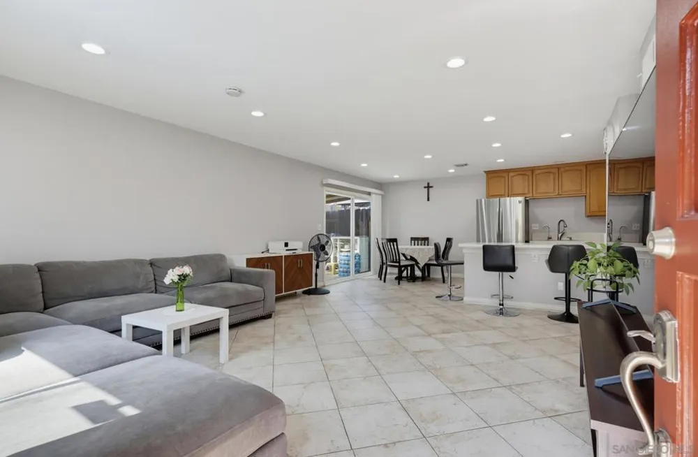 8035 Calle Fanita Santee, CA 92071