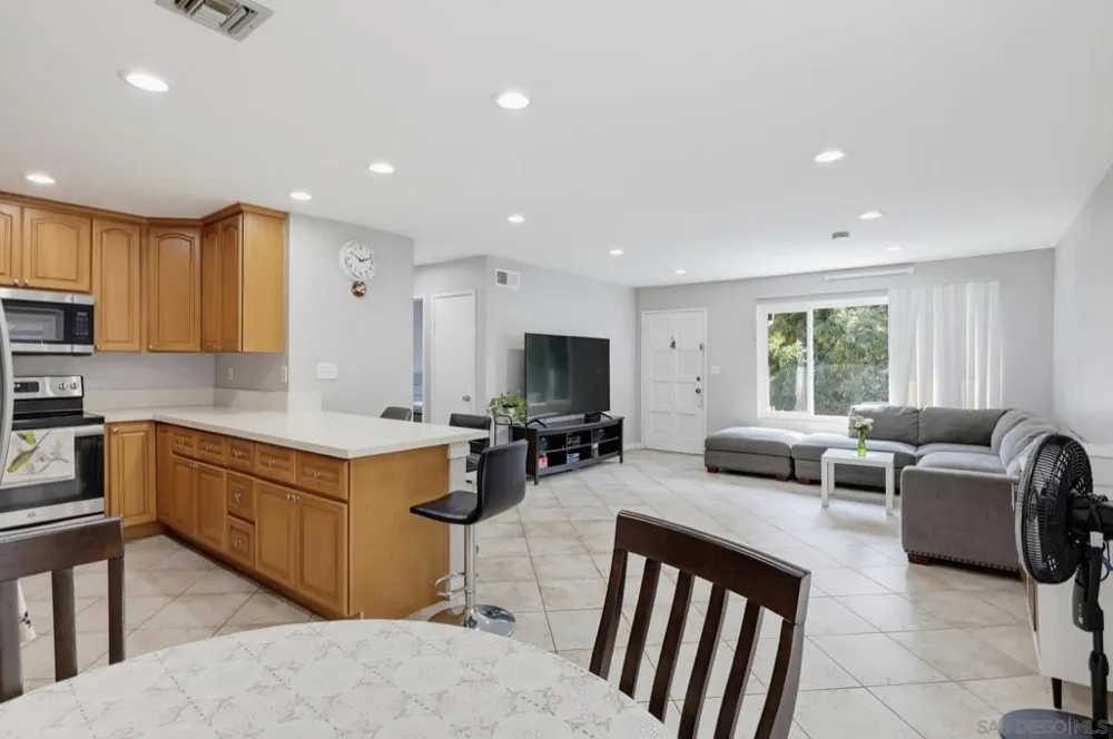 8035 Calle Fanita Santee, CA 92071