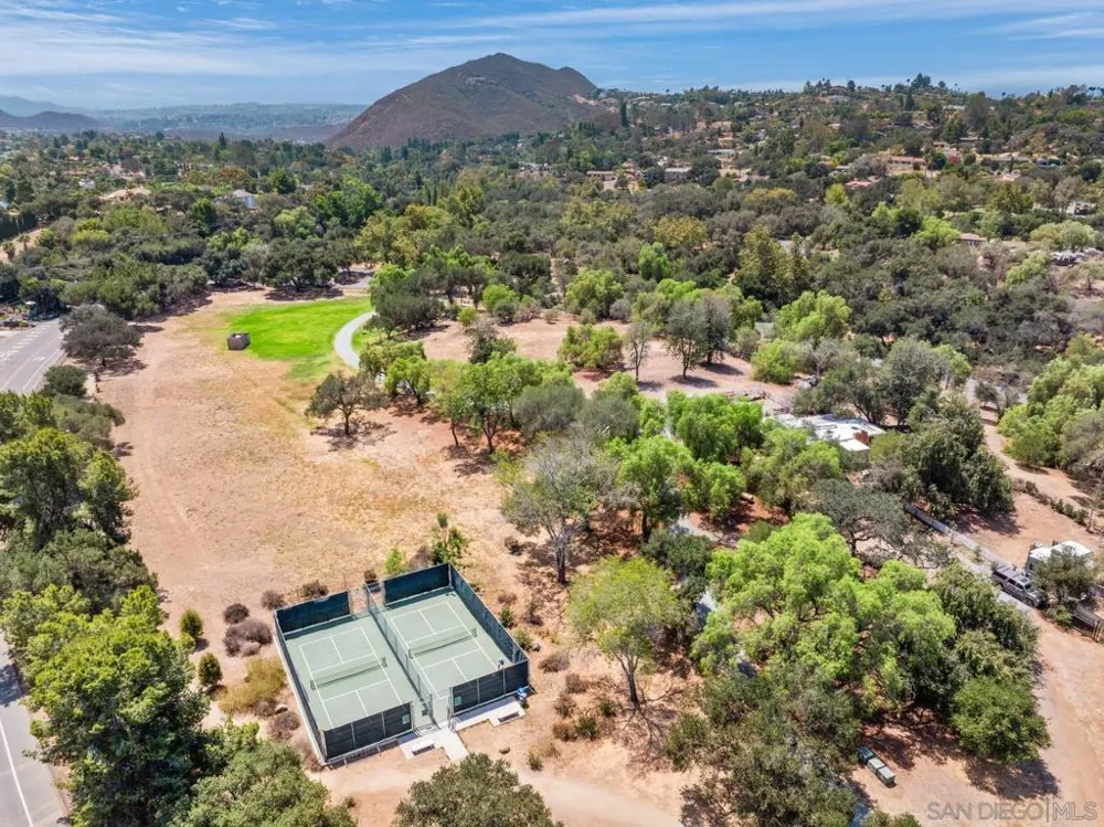 2744 Felicita Escondido, CA 92029