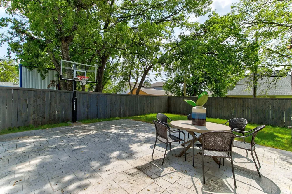 2928 Livingston Avenue Fort Worth, TX 76110