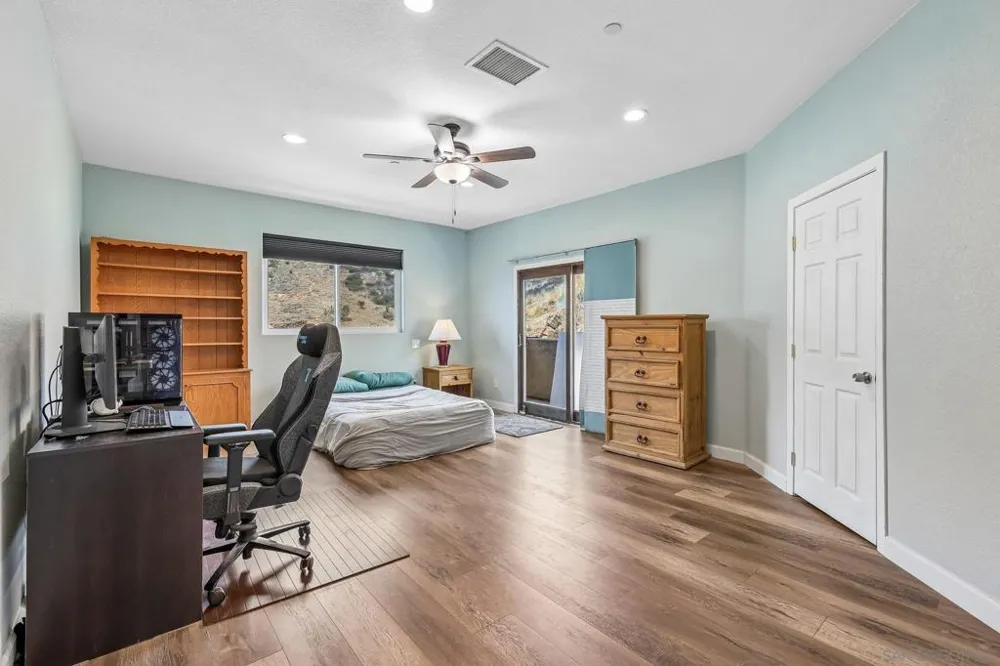 9608 Eucalyptus Spring Valley, CA 91977