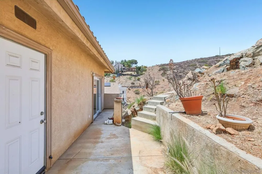9608 Eucalyptus Spring Valley, CA 91977