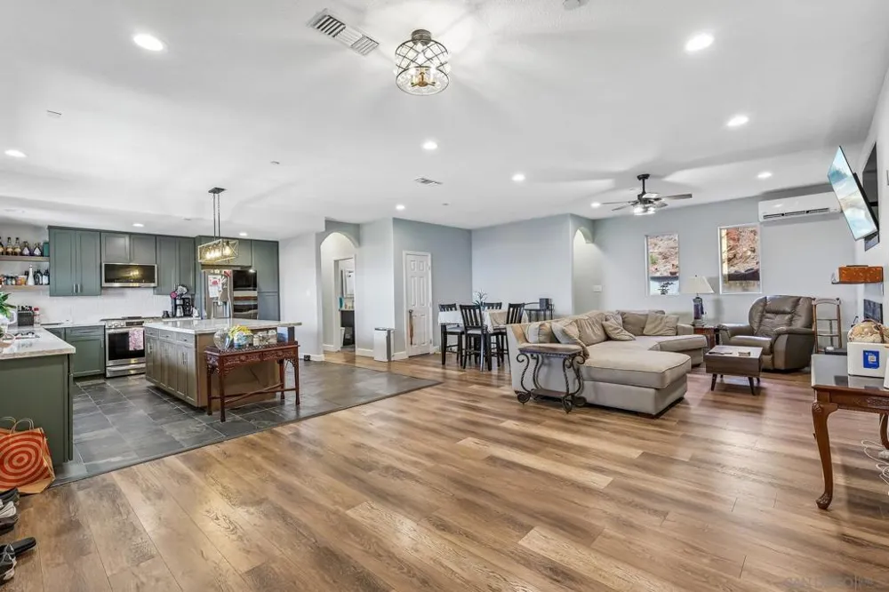 9608 Eucalyptus Spring Valley, CA 91977