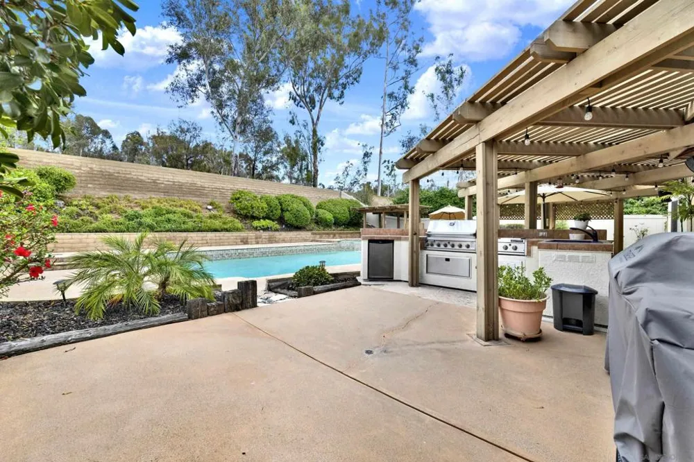 13057 Treecrest Poway, CA 92064