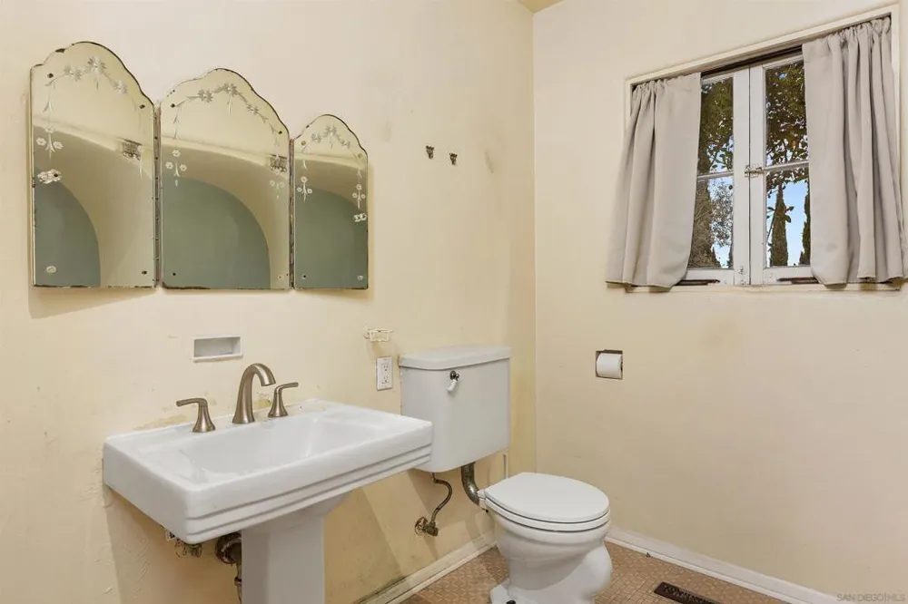 2219 La Callecita San Diego, CA 92103