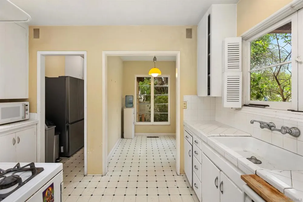 2219 La Callecita San Diego, CA 92103