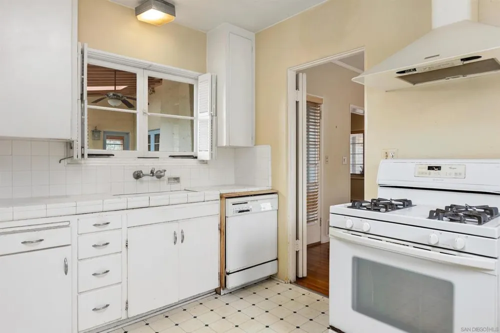 2219 La Callecita San Diego, CA 92103