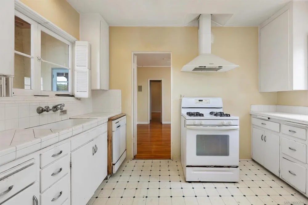 2219 La Callecita San Diego, CA 92103