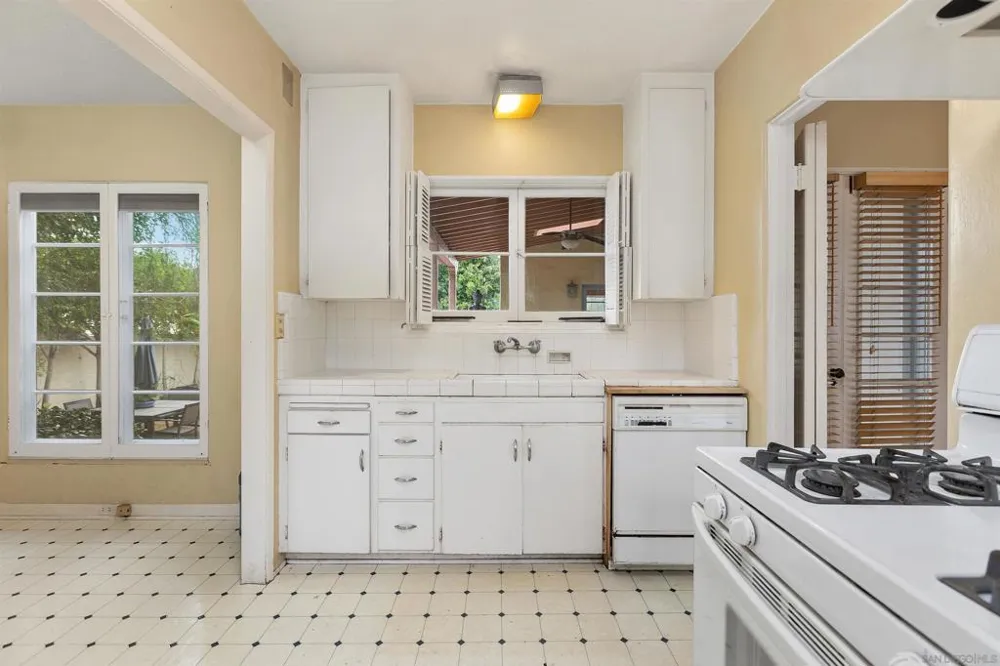 2219 La Callecita San Diego, CA 92103