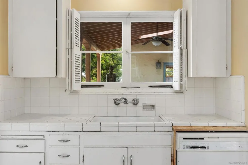 2219 La Callecita San Diego, CA 92103