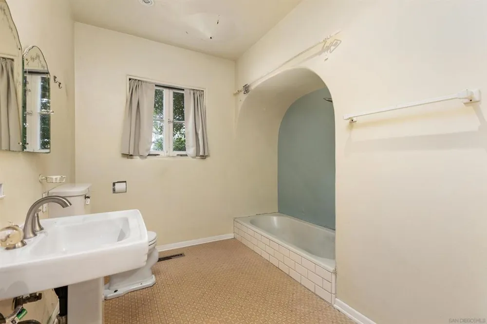 2219 La Callecita San Diego, CA 92103