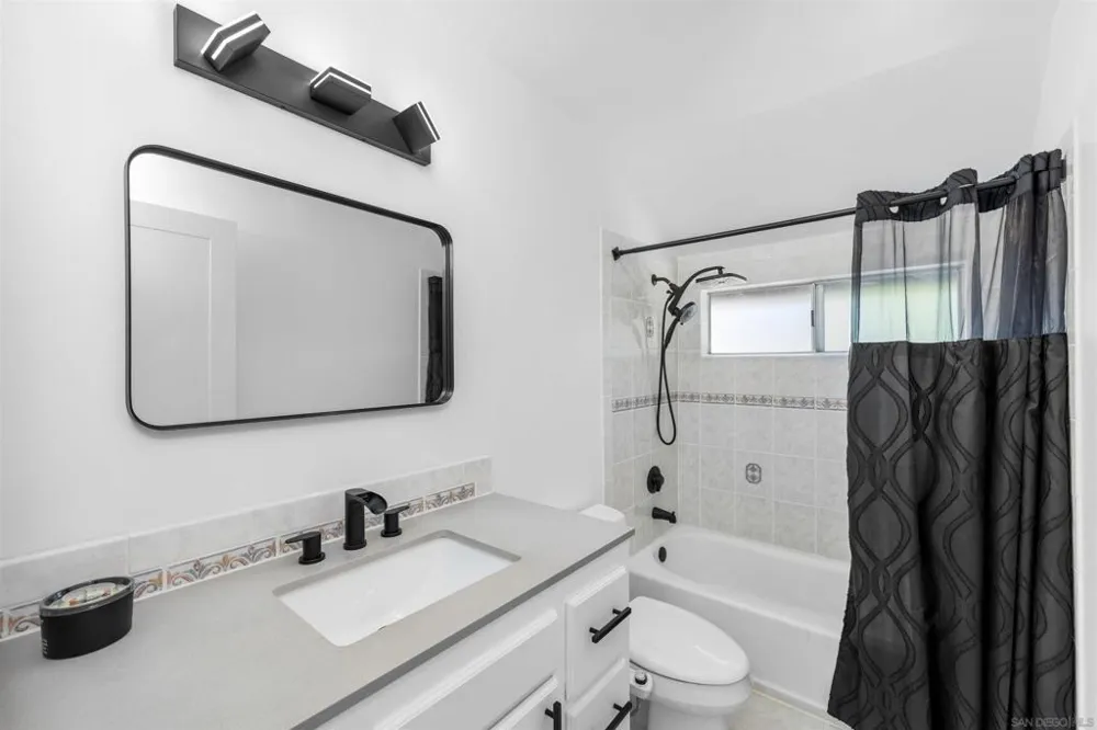 321 Windy Ln Vista, CA 92083