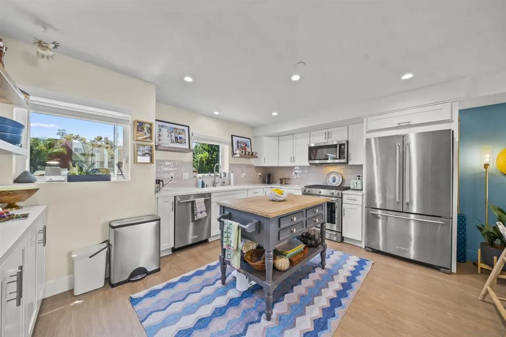 1952 Hornblend #6 San Diego, CA 92109