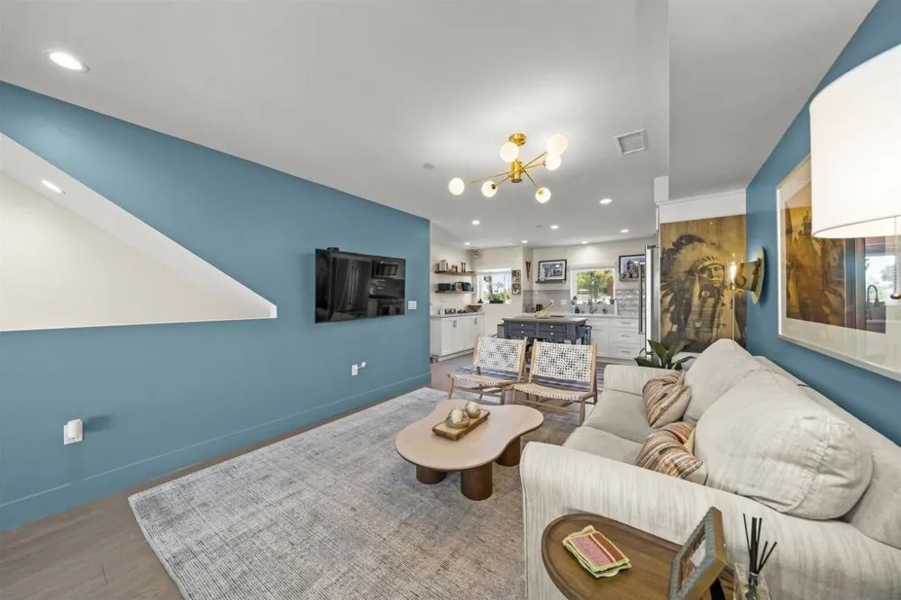 1952 Hornblend #6 San Diego, CA 92109