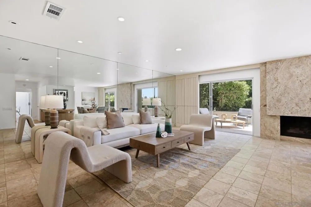 2264 Caminito Castillo La Jolla, CA 92037