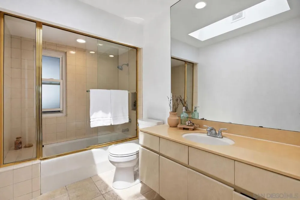 2264 Caminito Castillo La Jolla, CA 92037