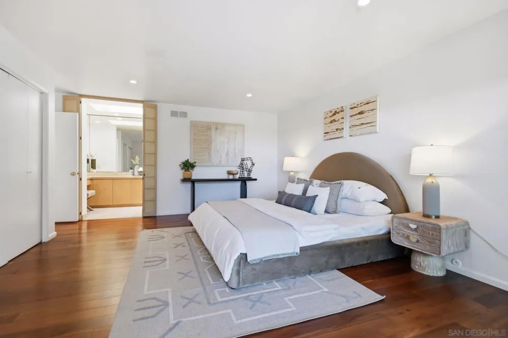 2264 Caminito Castillo La Jolla, CA 92037