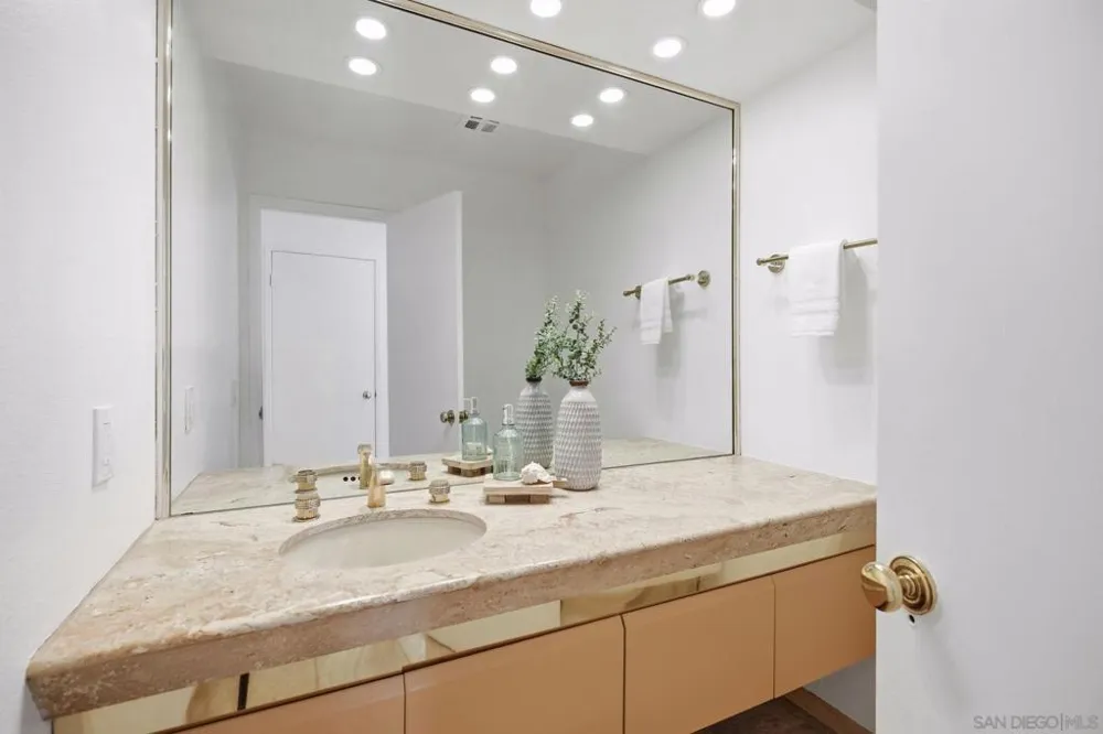 2264 Caminito Castillo La Jolla, CA 92037