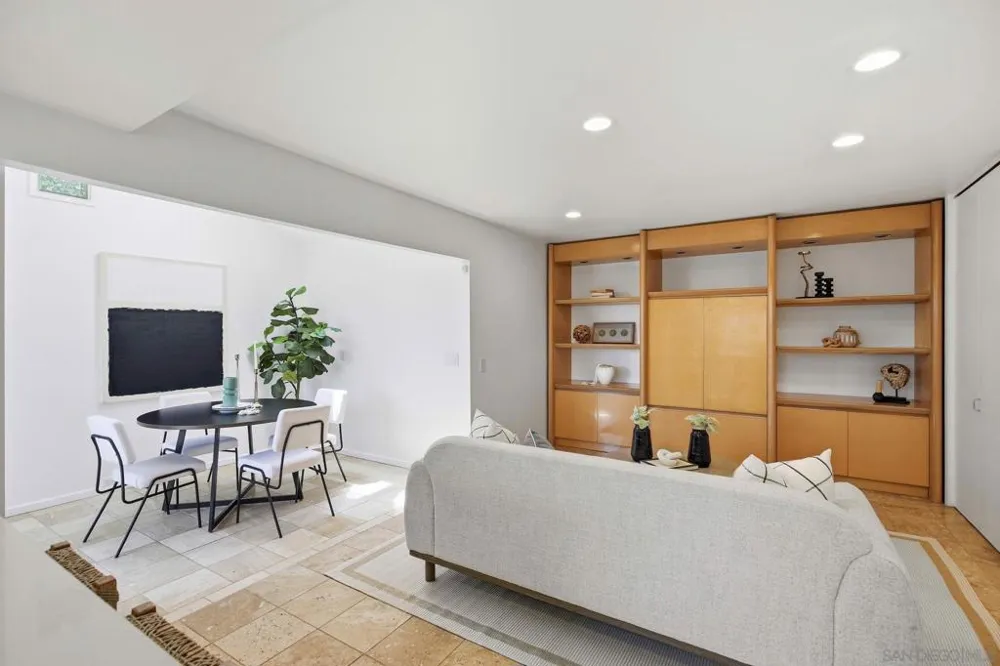2264 Caminito Castillo La Jolla, CA 92037