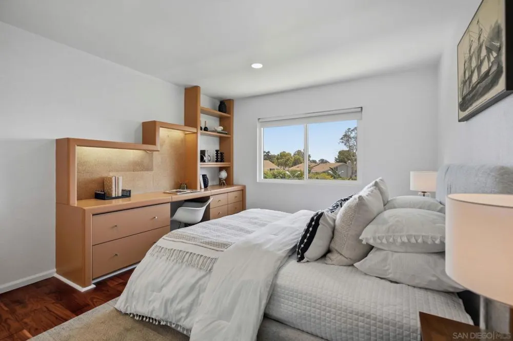 2264 Caminito Castillo La Jolla, CA 92037