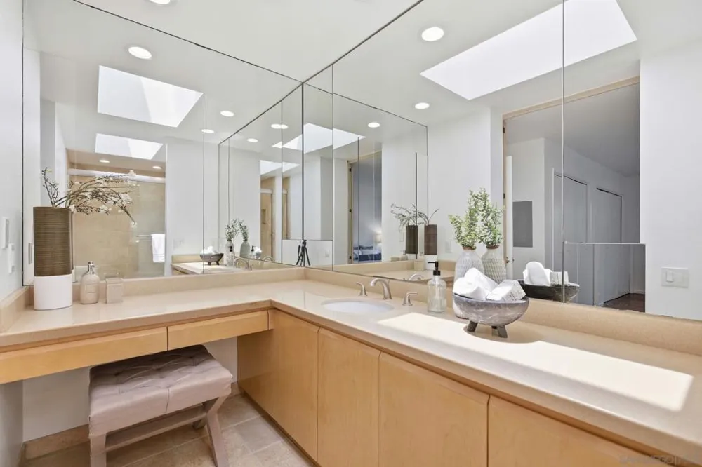 2264 Caminito Castillo La Jolla, CA 92037