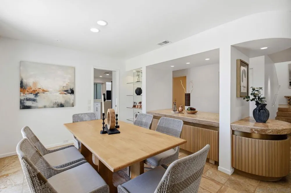 2264 Caminito Castillo La Jolla, CA 92037