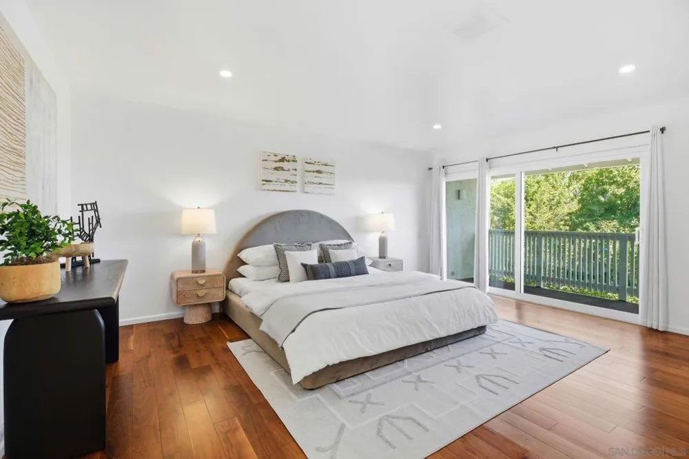 2264 Caminito Castillo La Jolla, CA 92037