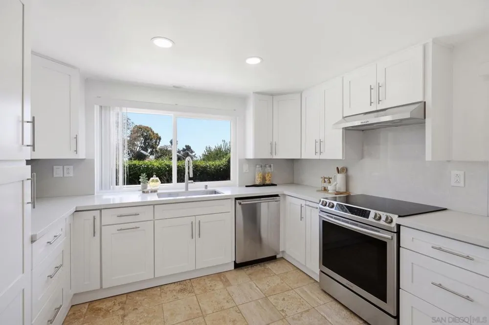 2264 Caminito Castillo La Jolla, CA 92037