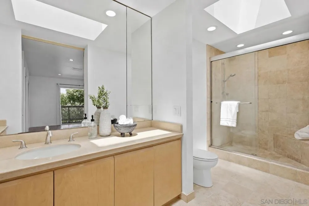 2264 Caminito Castillo La Jolla, CA 92037
