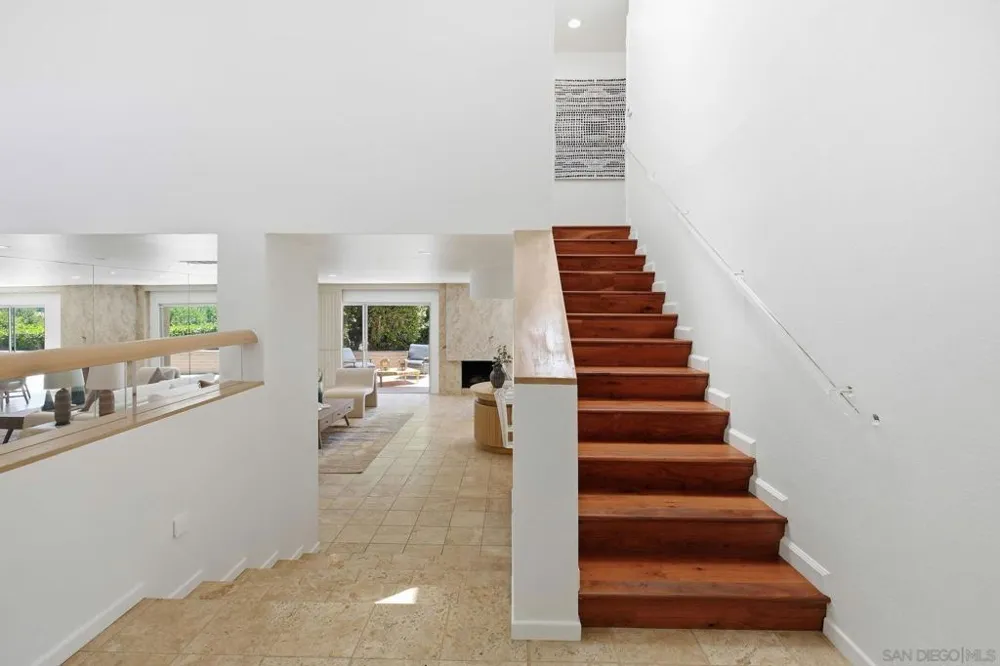 2264 Caminito Castillo La Jolla, CA 92037