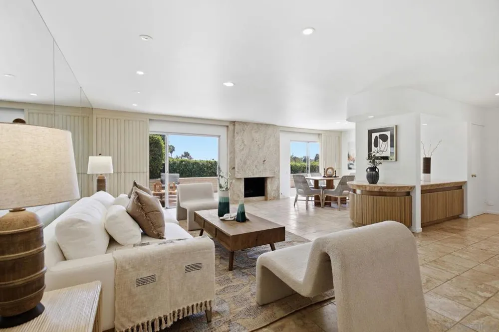 2264 Caminito Castillo La Jolla, CA 92037