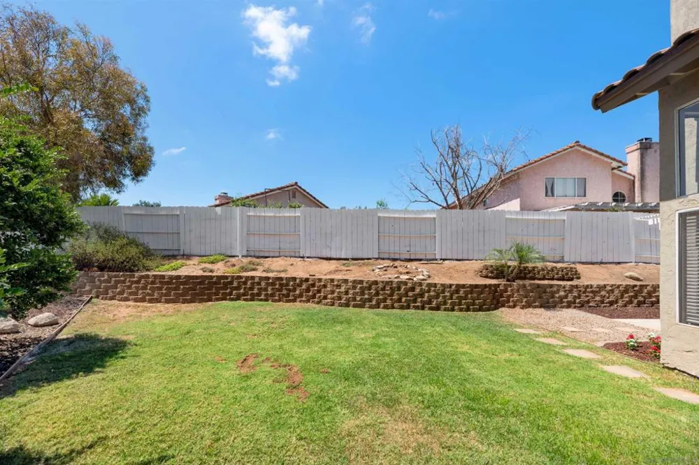 633 Thunder Gln Escondido, CA 92027