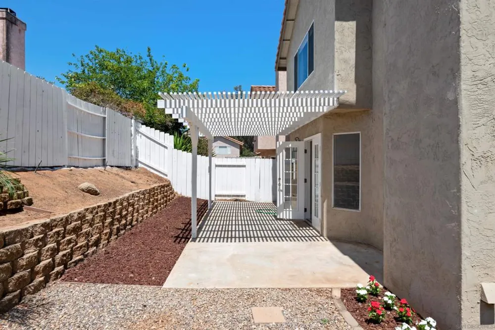 633 Thunder Gln Escondido, CA 92027