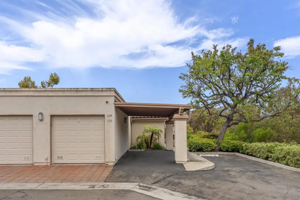 7439 Altiva Place Carlsbad, CA 92009