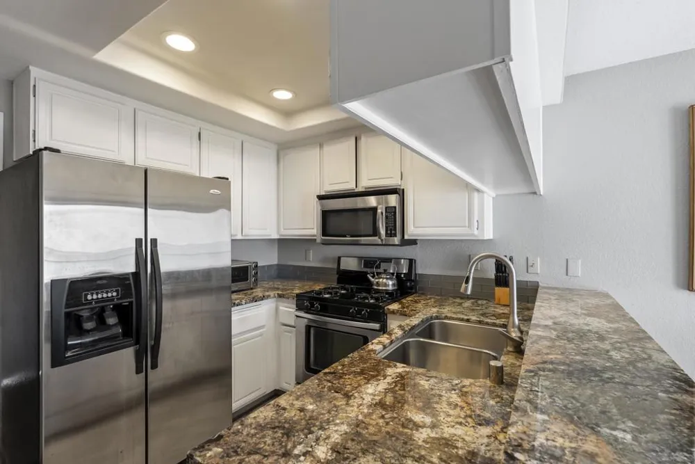 7439 Altiva Place Carlsbad, CA 92009