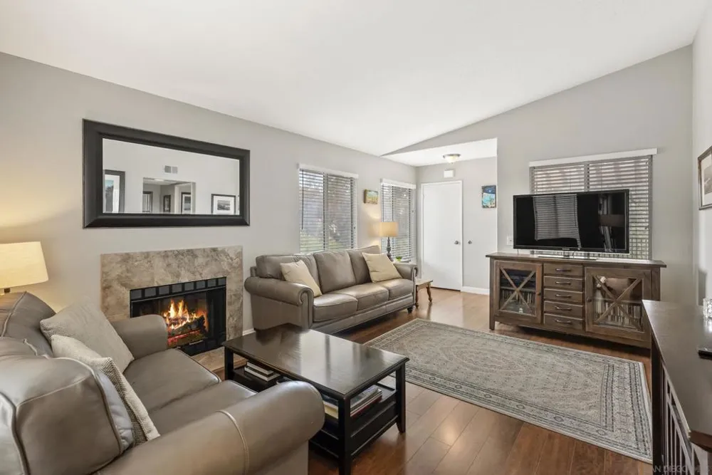 7439 Altiva Place Carlsbad, CA 92009