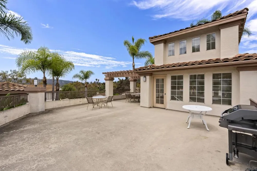 7439 Altiva Place Carlsbad, CA 92009