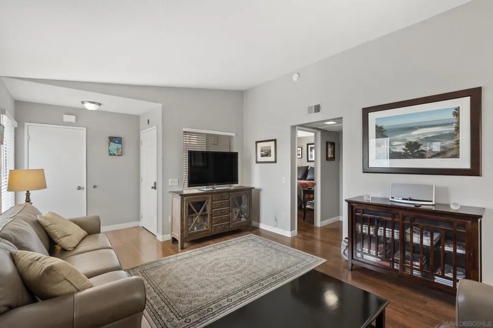 7439 Altiva Place Carlsbad, CA 92009