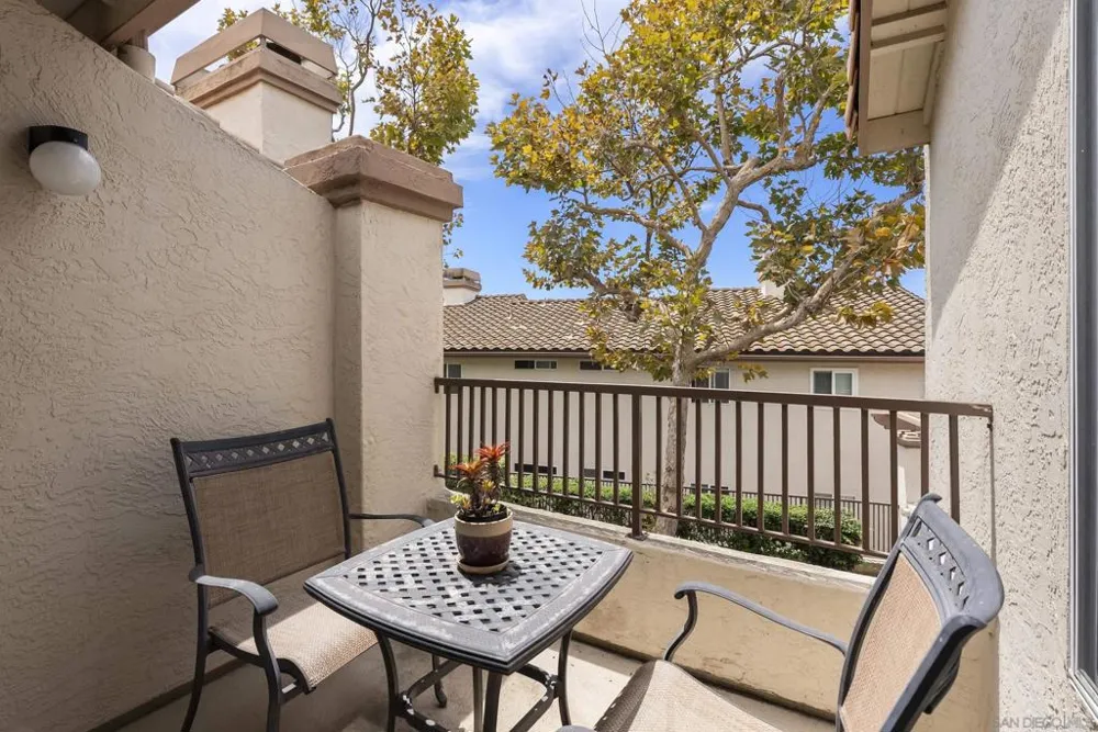 7439 Altiva Place Carlsbad, CA 92009
