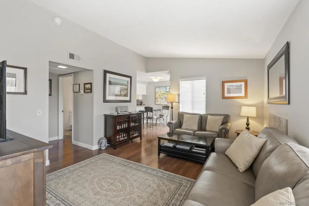 7439 Altiva Place Carlsbad, CA 92009