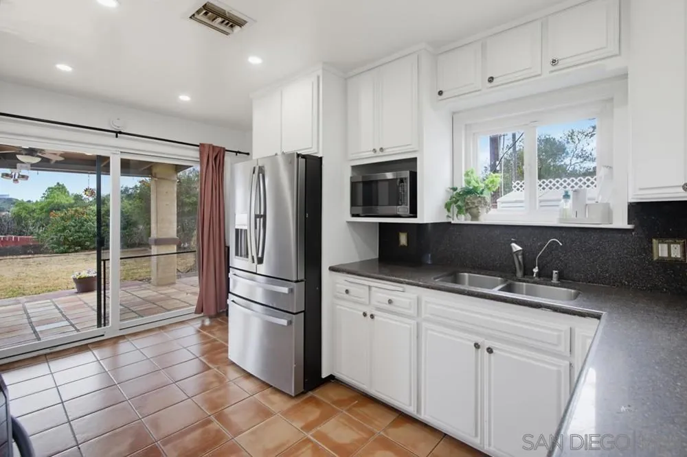 321 North El Cajon, CA 92021